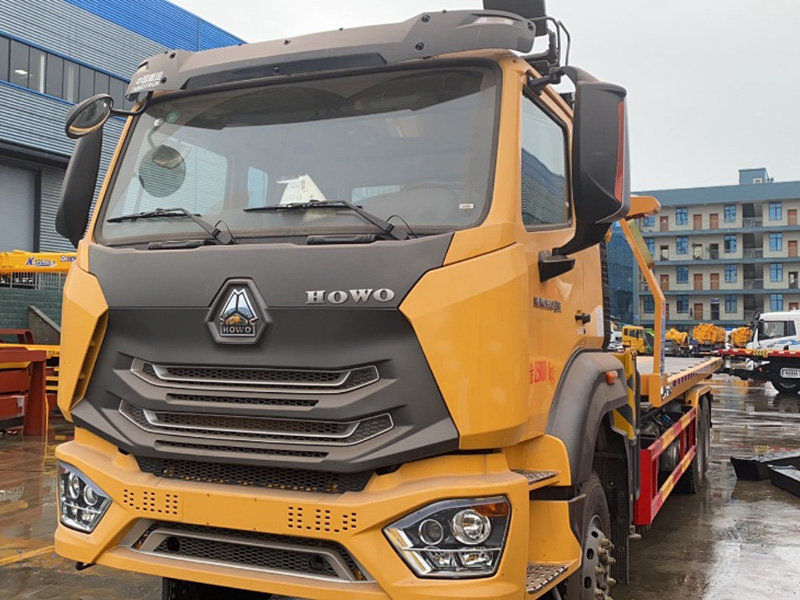 中國重汽帶吊清障車(chē)