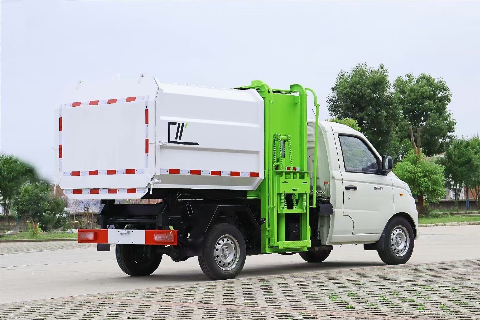 國六福田祥菱4方藍牌掛桶垃圾車(chē)