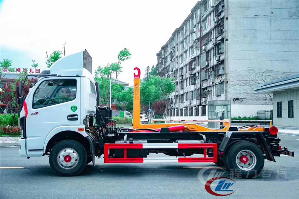 國六7-8方東風(fēng)D7 勾臂垃圾車(chē)