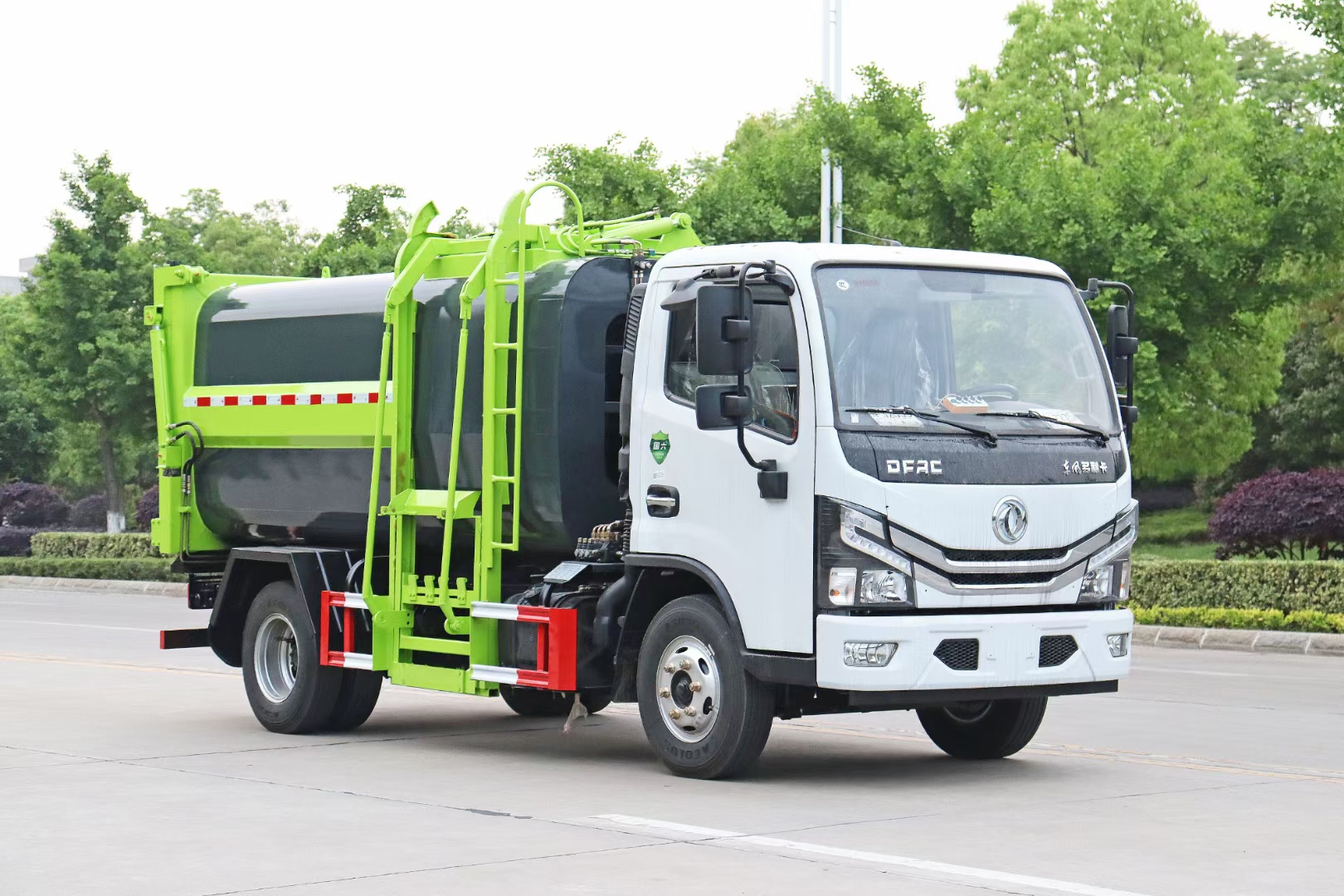 東風(fēng)小多利卡7方側裝掛桶壓縮垃圾車(chē)