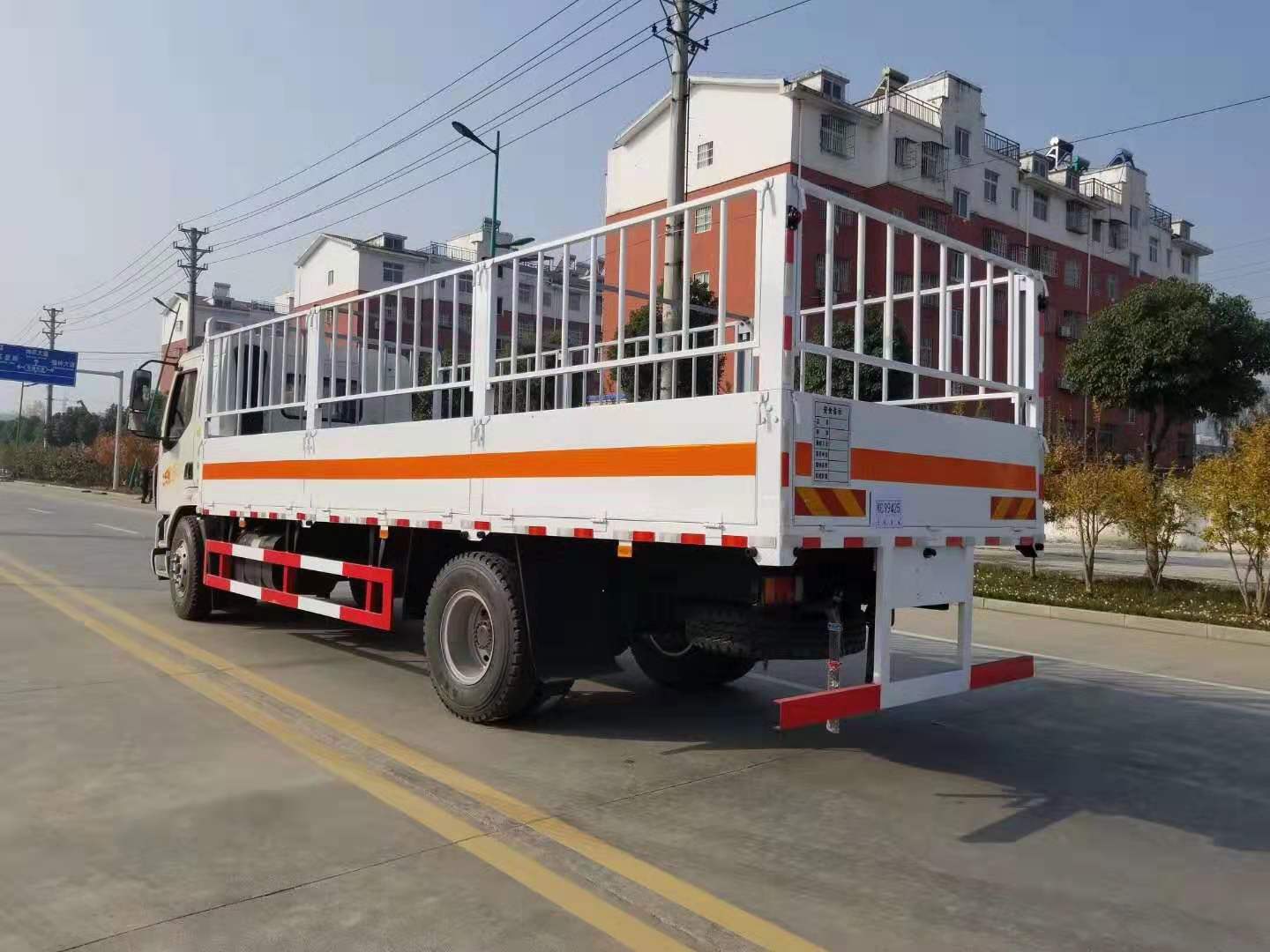 柳汽乘龍6.8米貨廂氣瓶運輸車(chē)