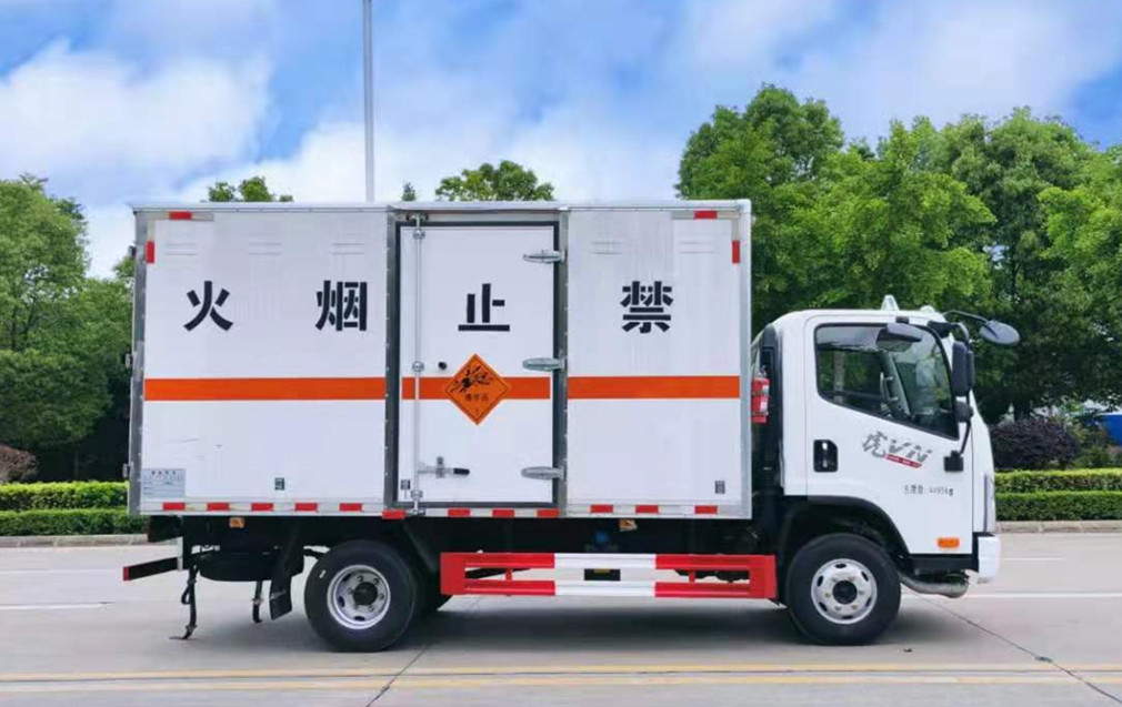 解放4.15米貨廂爆破器材運輸車(chē)