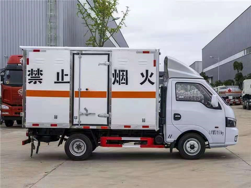 東風(fēng)途逸3.4米貨廂爆破器材運輸車(chē)