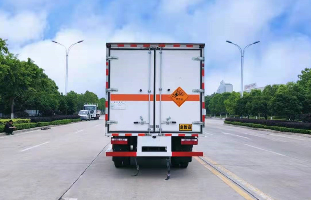 解放4.15米貨廂爆破器材運輸車(chē)