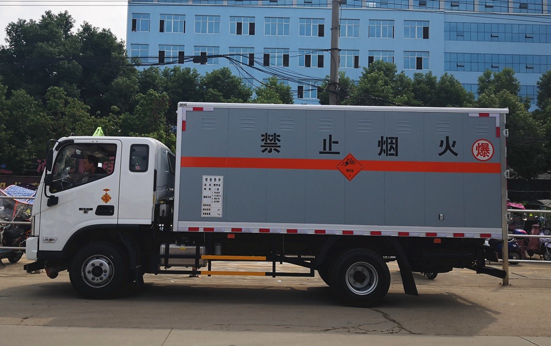 福田歐馬可4.7米貨廂爆破器材運輸車(chē)