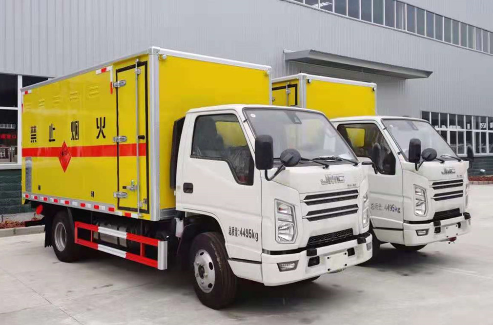 江鈴4.15米貨廂爆破器材運輸車(chē)