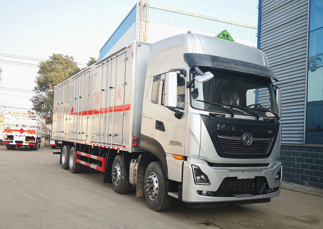 東風(fēng)天龍國六9.6米易燃氣體廂式運輸車(chē)