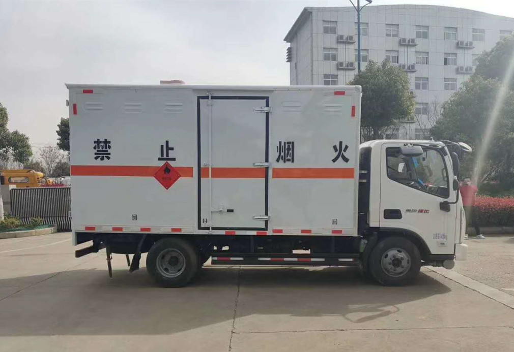 福田奧鈴4.2米危險品廂式車(chē)