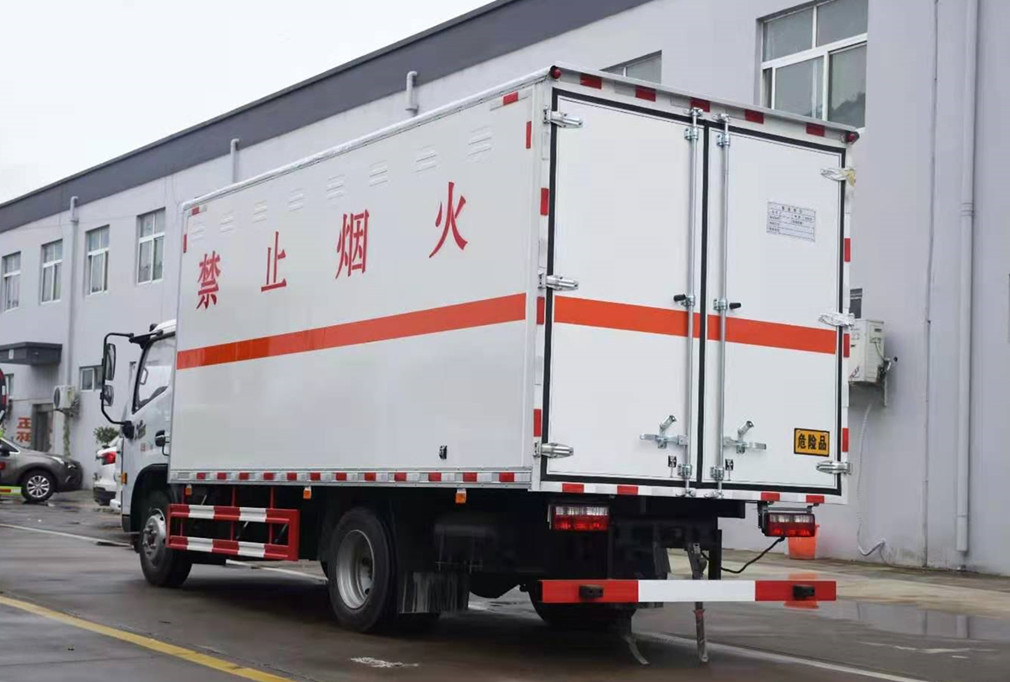 東風(fēng)5.15米貨廂爆破器材運輸車(chē)