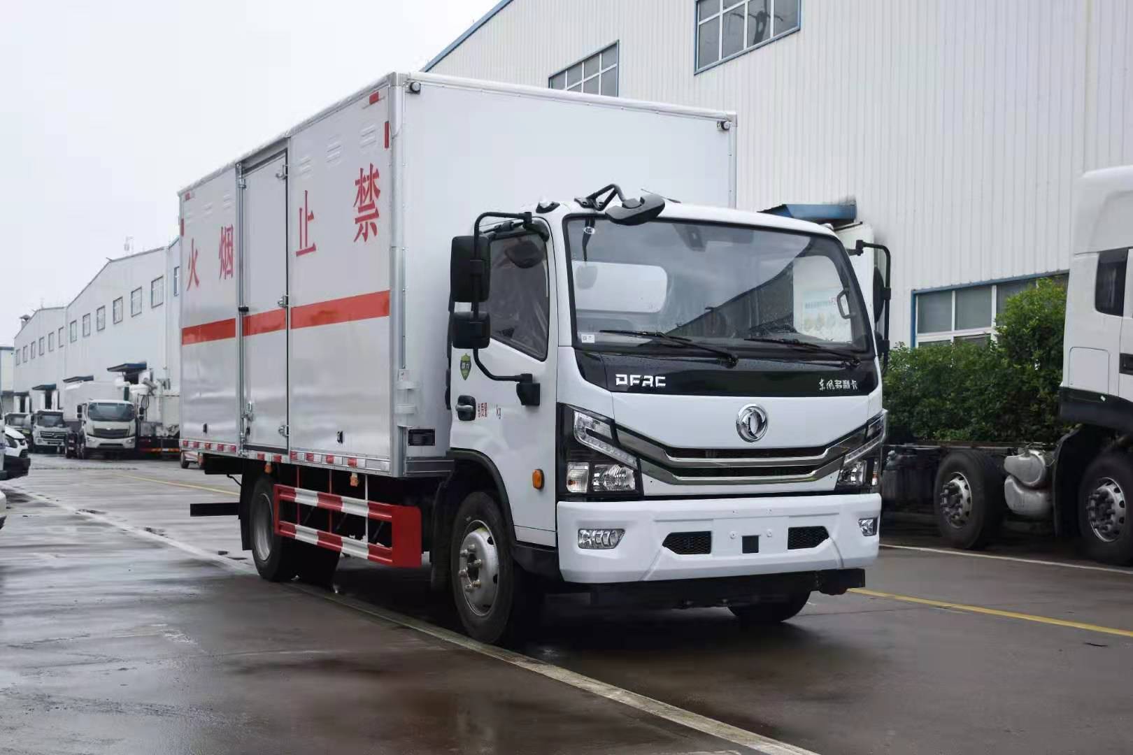 東風(fēng)5.15米貨廂爆破器材運輸車(chē)