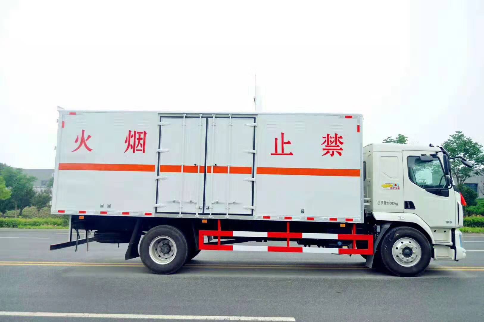 柳汽乘龍6.5米雜項危廢廂式運輸車(chē)