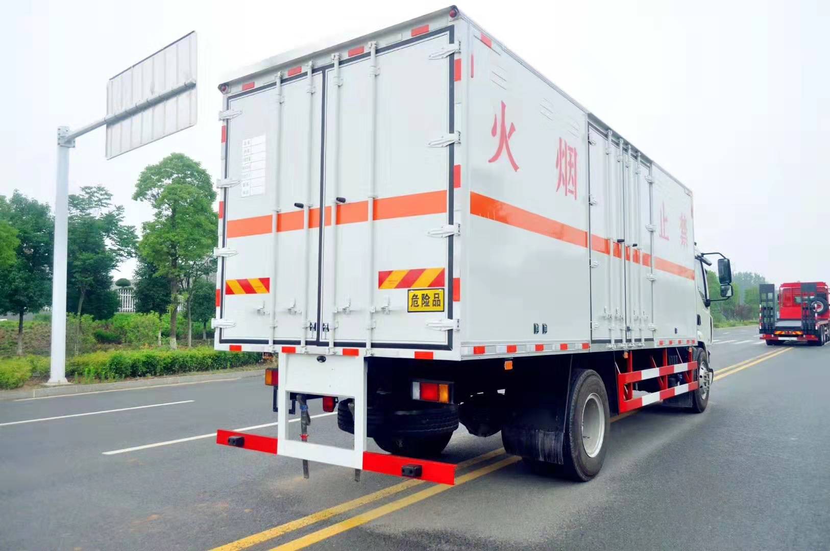 柳汽乘龍6.5米雜項危廢廂式運輸車(chē)