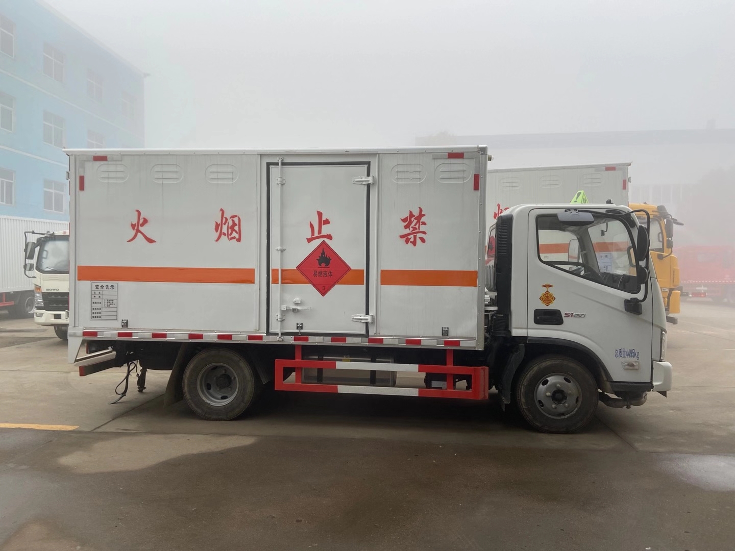 福田歐馬可藍牌易燃液體廂式車(chē)