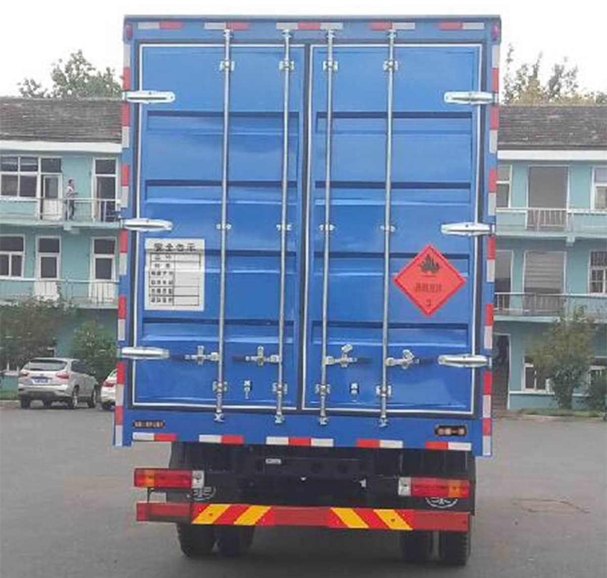 解放7.6米貨廂甲醇液體廂式運輸車(chē)