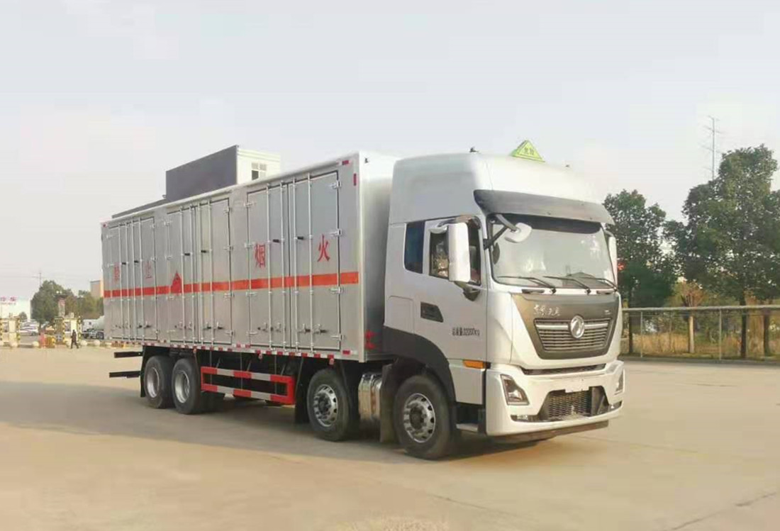東風(fēng)天龍國六9.6米易燃液體廂式運輸車(chē)