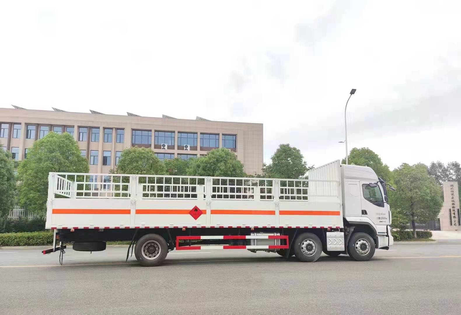 柳汽乘龍三軸9.6米貨廂氣瓶運輸車(chē)