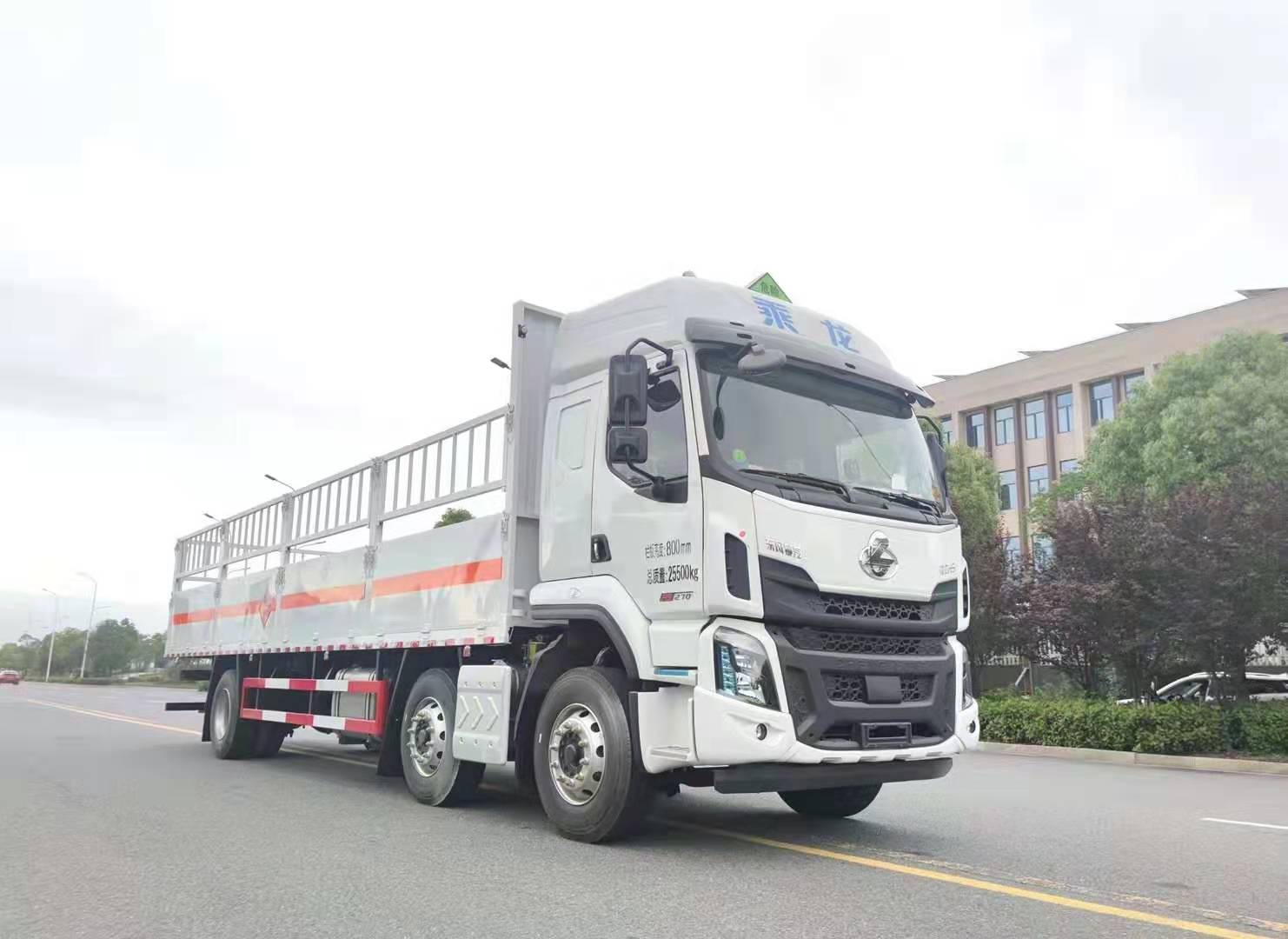 柳汽乘龍三軸9.6米貨廂氣瓶運輸車(chē)