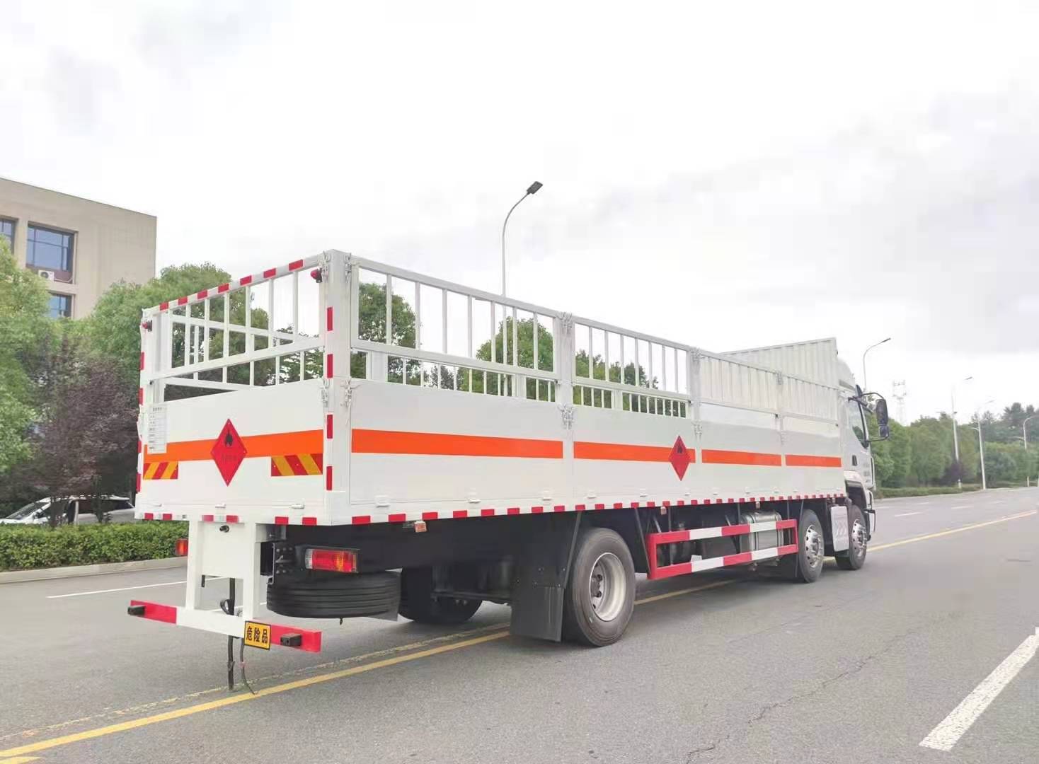 柳汽乘龍三軸9.6米貨廂氣瓶運輸車(chē)