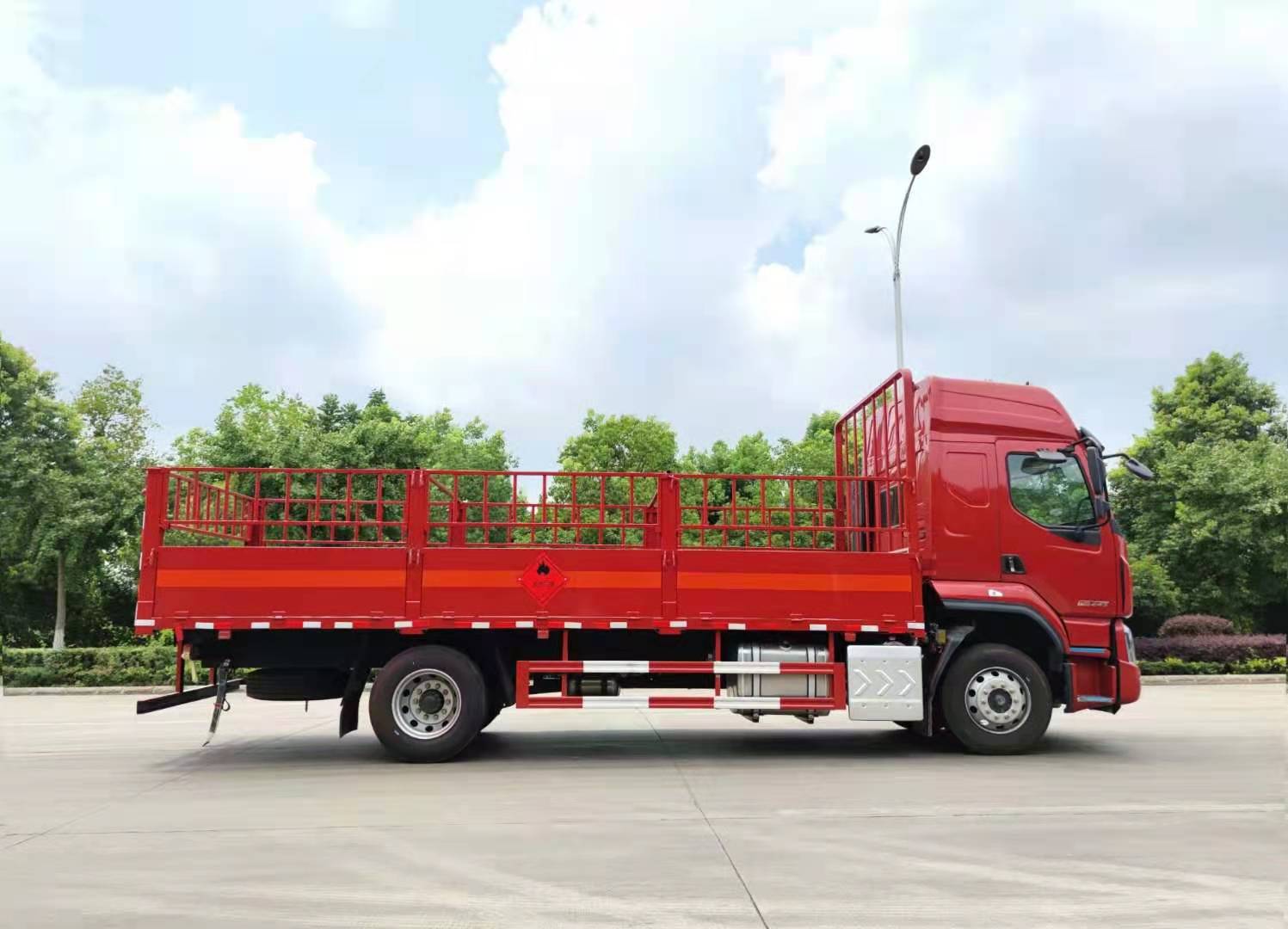 柳汽乘龍高頂雙臥6.8米貨廂氣瓶運輸車(chē)