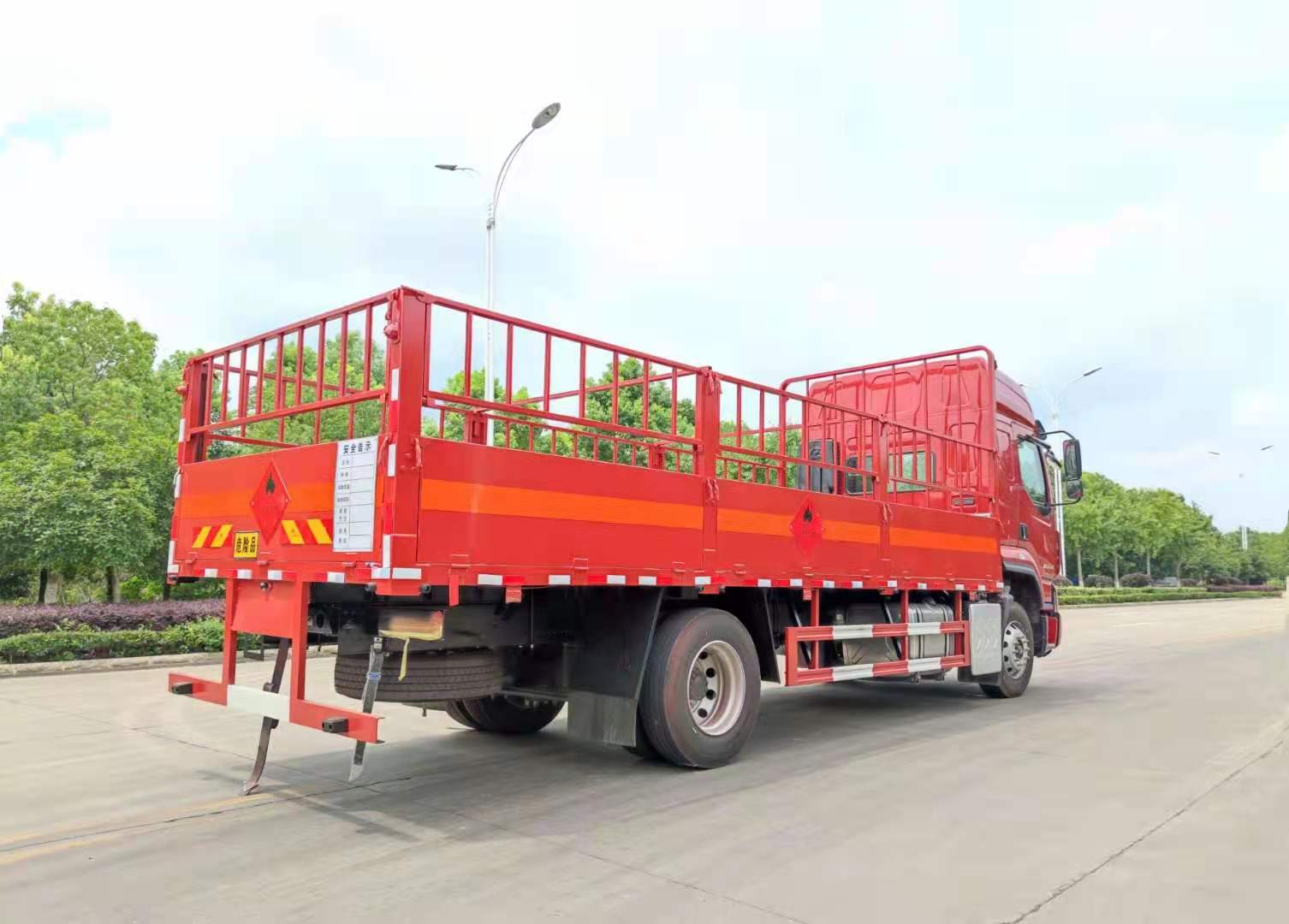 柳汽乘龍高頂雙臥6.8米貨廂氣瓶運輸車(chē)