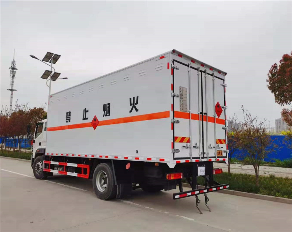 福田歐航6.8米雜項危險品廂式運輸車(chē)