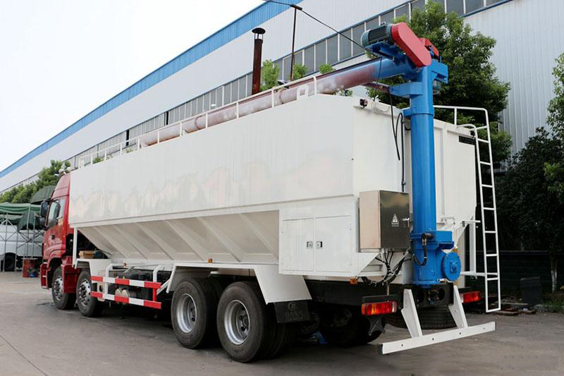 福田歐曼前四后八散裝飼料運輸車(chē)