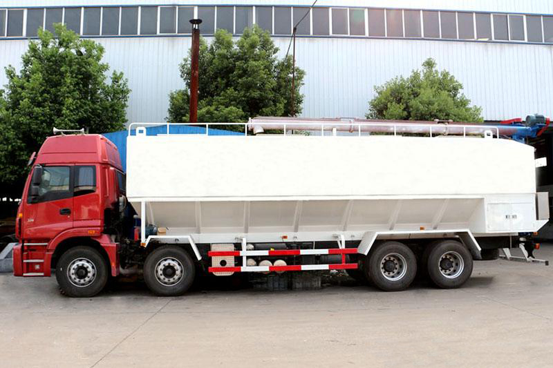 福田歐曼前四后八散裝飼料運輸車(chē)