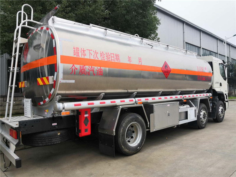 東風(fēng)柳汽乘龍小三軸24.4方鋁合金運油車(chē)