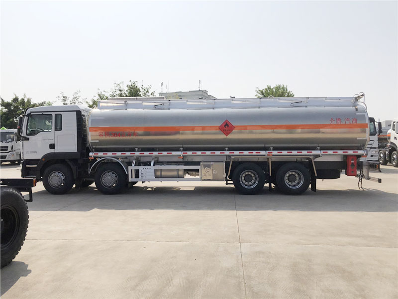 汕德卡前四后八30.4方運油車(chē)