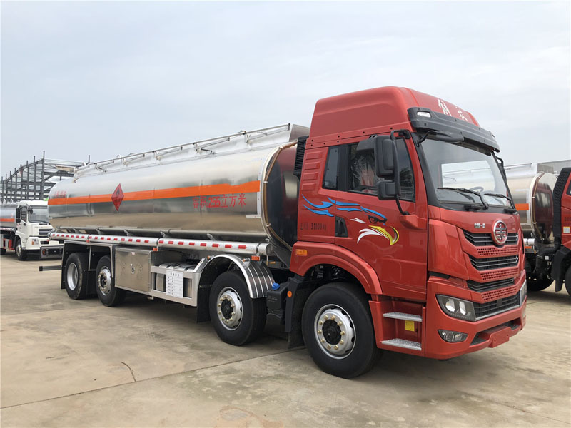 解放前四后六25.5方運油車(chē)