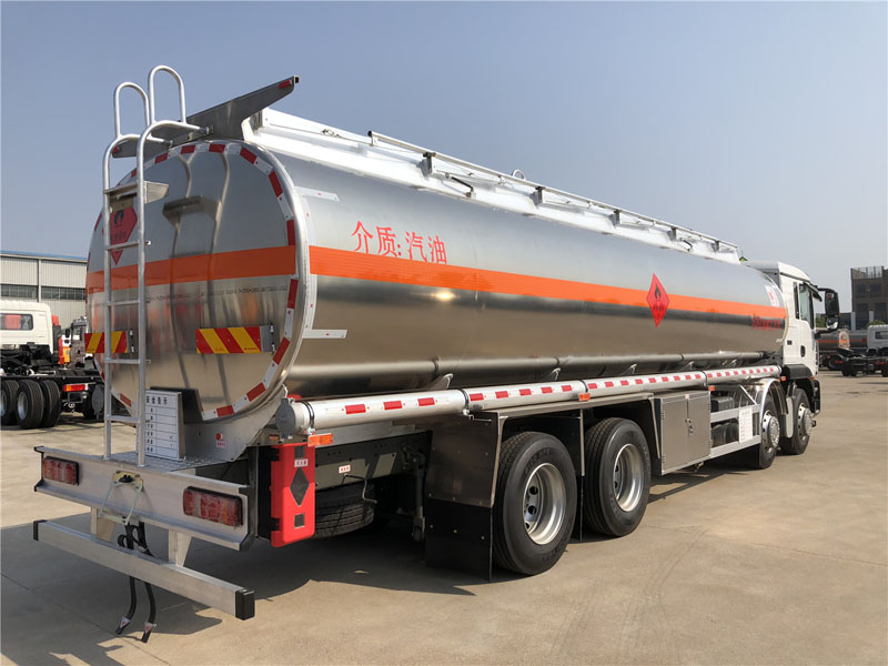 汕德卡前四后八30.4方運油車(chē)