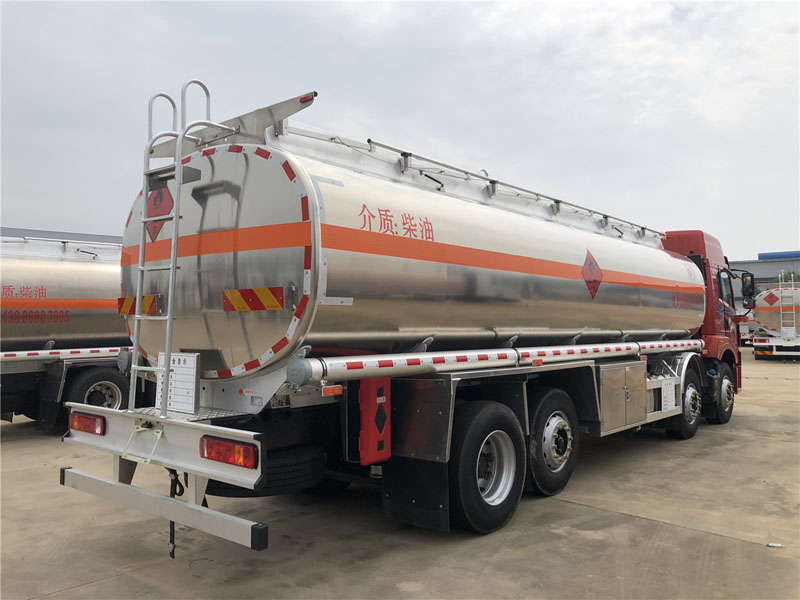 解放前四后六25.5方運油車(chē)