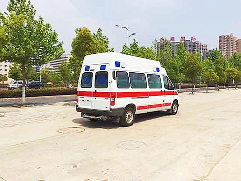 江鈴特順長(cháng)軸高頂柴油版救護車(chē)