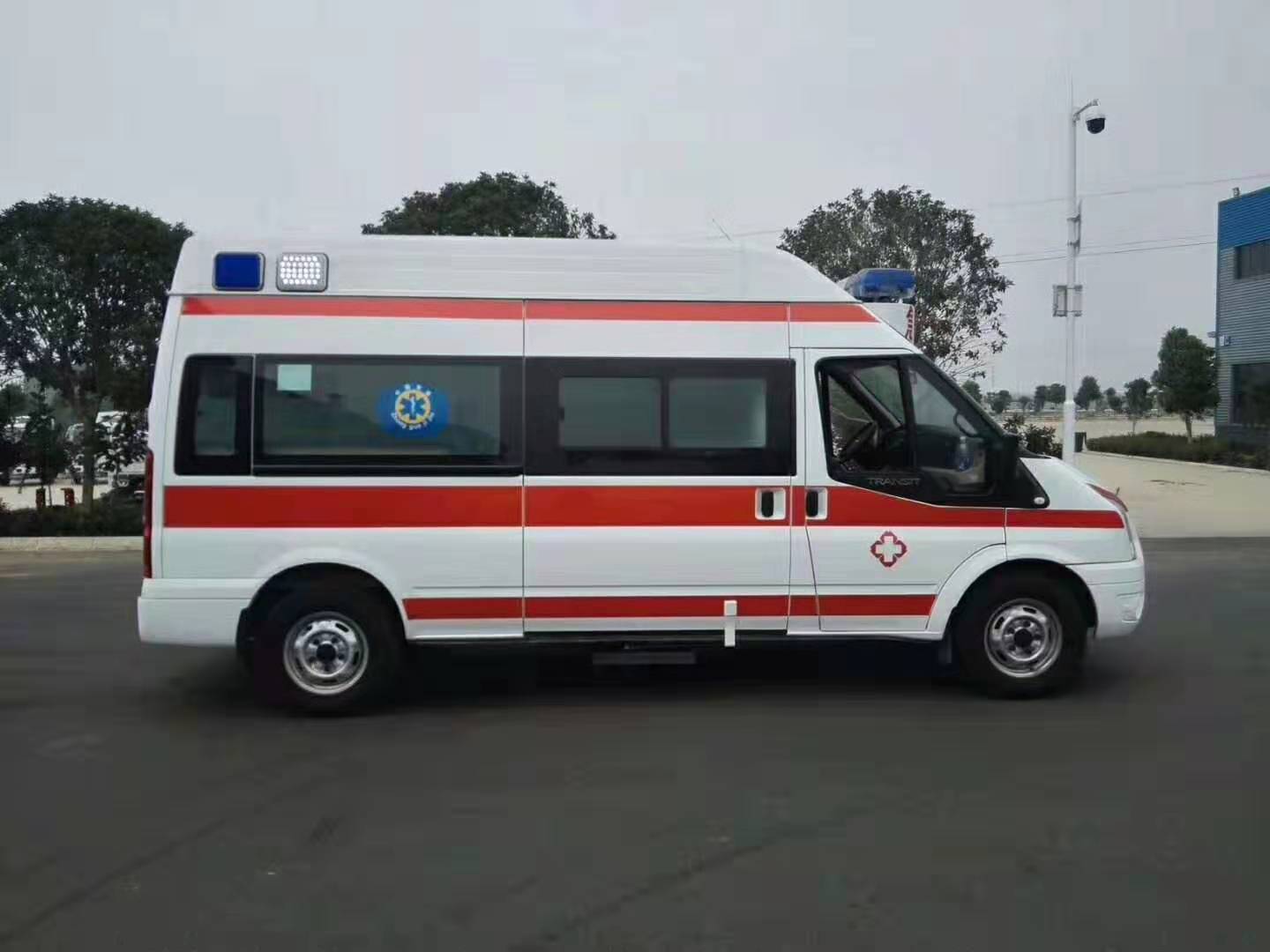 福特V348長(cháng)軸中頂監護型救護車(chē)