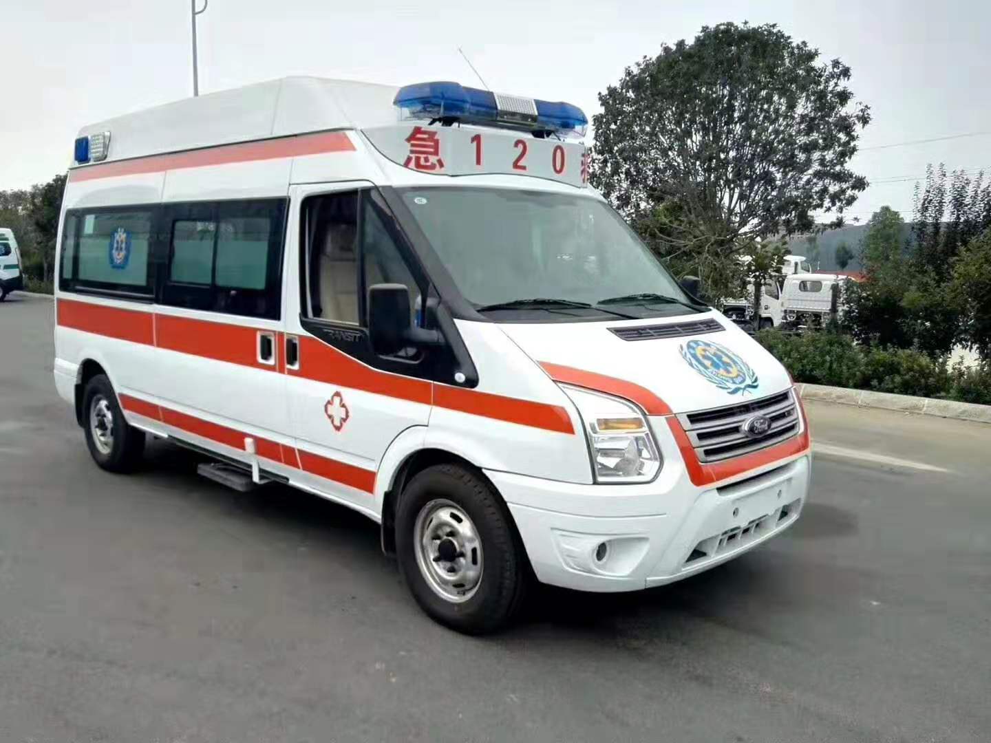 福特V348長(cháng)軸中頂監護型救護車(chē)