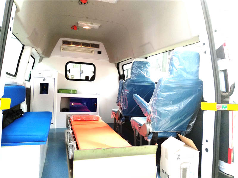 江鈴特順短軸柴油轉運型救護車(chē)