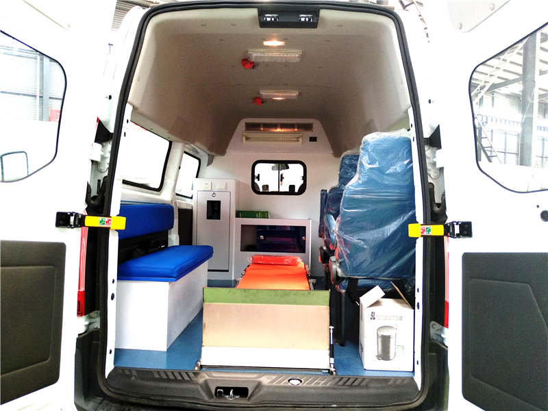 江鈴特順短軸柴油轉運型救護車(chē)