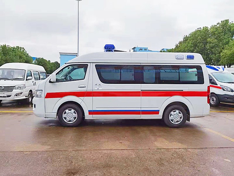 福田G7長(cháng)軸救護車(chē)