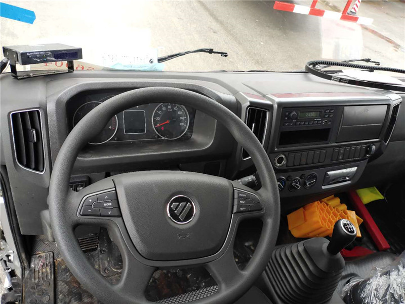 國六 福田歐馬可156馬力肉鉤冷藏車(chē)