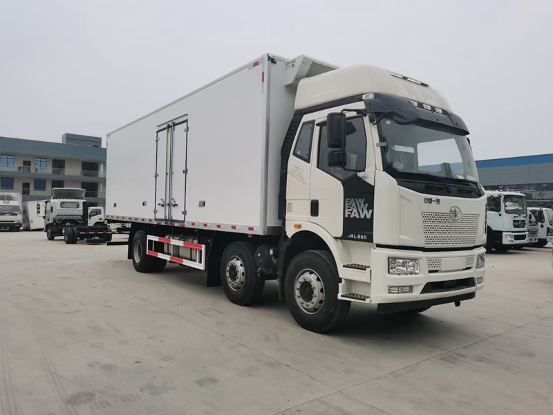 國六解放J6L小三軸冷藏車(chē)