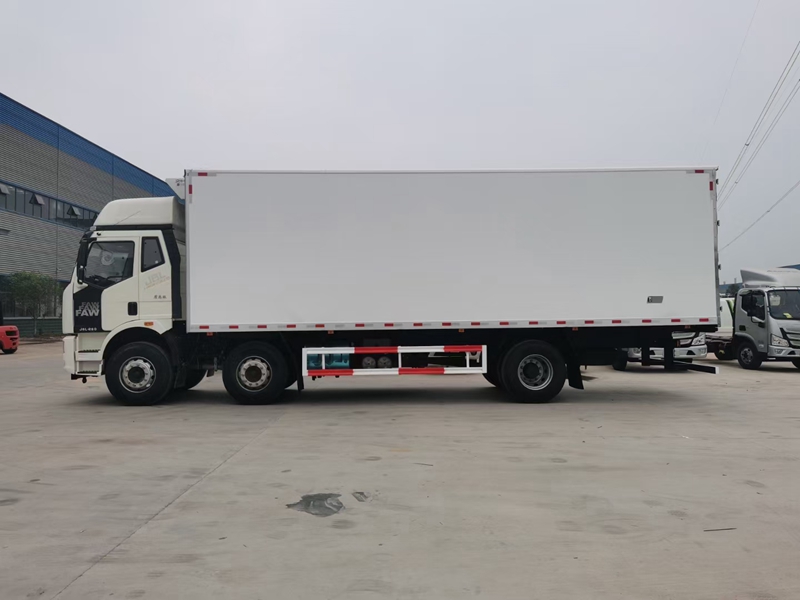 國六解放J6L小三軸冷藏車(chē)